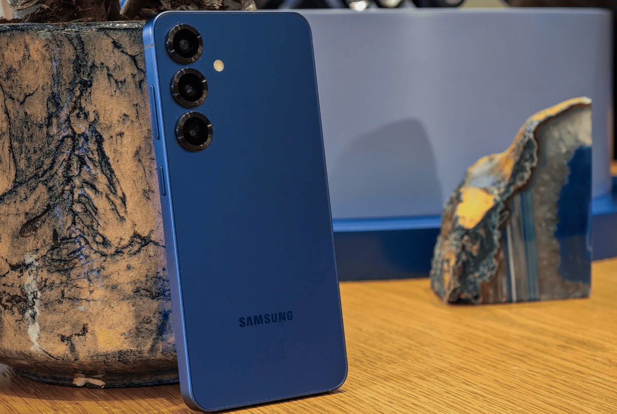    Модель внешне очень похожа на предшественника, но получила некоторые изменения в характеристиках. Фото: theverge.com