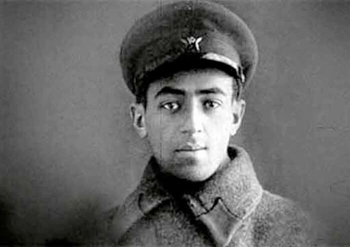 Не могу припомнить хоть одну военную роль Этуша. Ну не может этот человек хоть как-то ассоциироваться с войной. А он воевал. Был тяжело ранен.