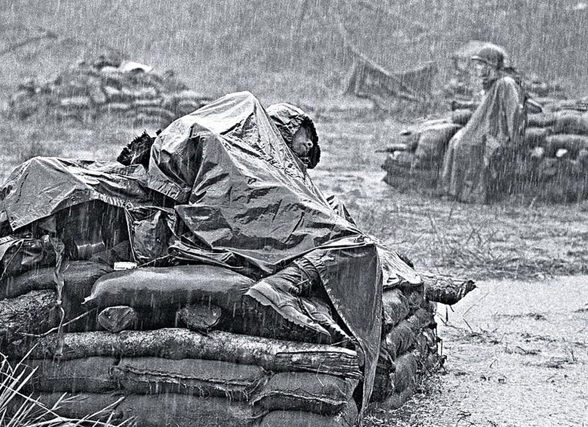 А это американцы. Им, конечно, пришлось хлебнуть поменьше, чем советскому солдату, но отдельным доставалось по полной. Спит под дождем, не обращая на непогоду никакого внимания.