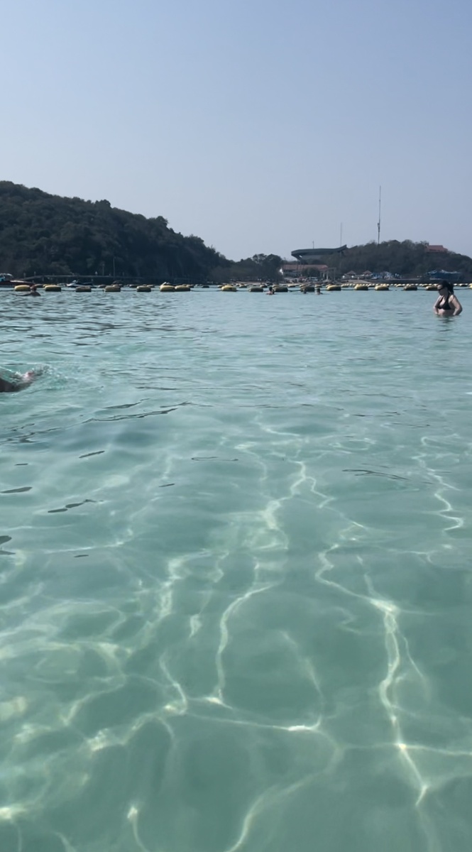 Теплая хрустальная вода просто обнимает вас и не выпускает из своих объятий 