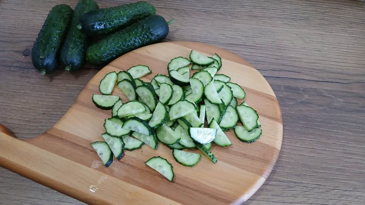 Аккуратные дольки — залог равномерного просаливания.