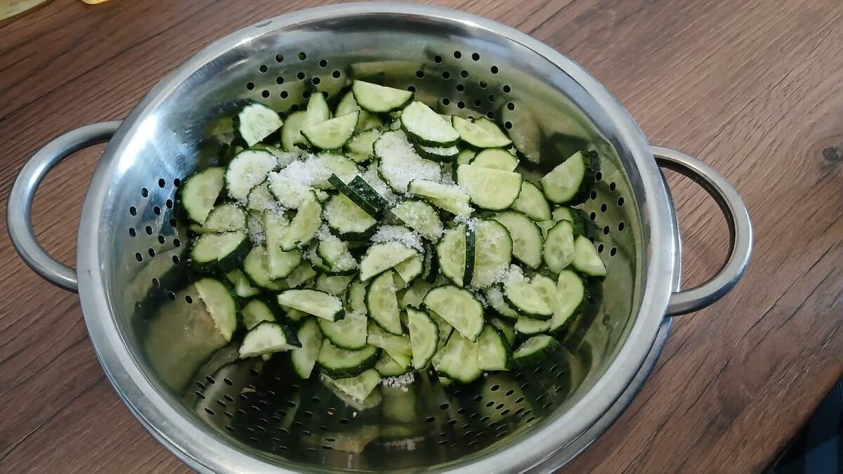 Соль — первый шаг к идеальной текстуре: огурцы станут хрустящими, а не водянистыми.