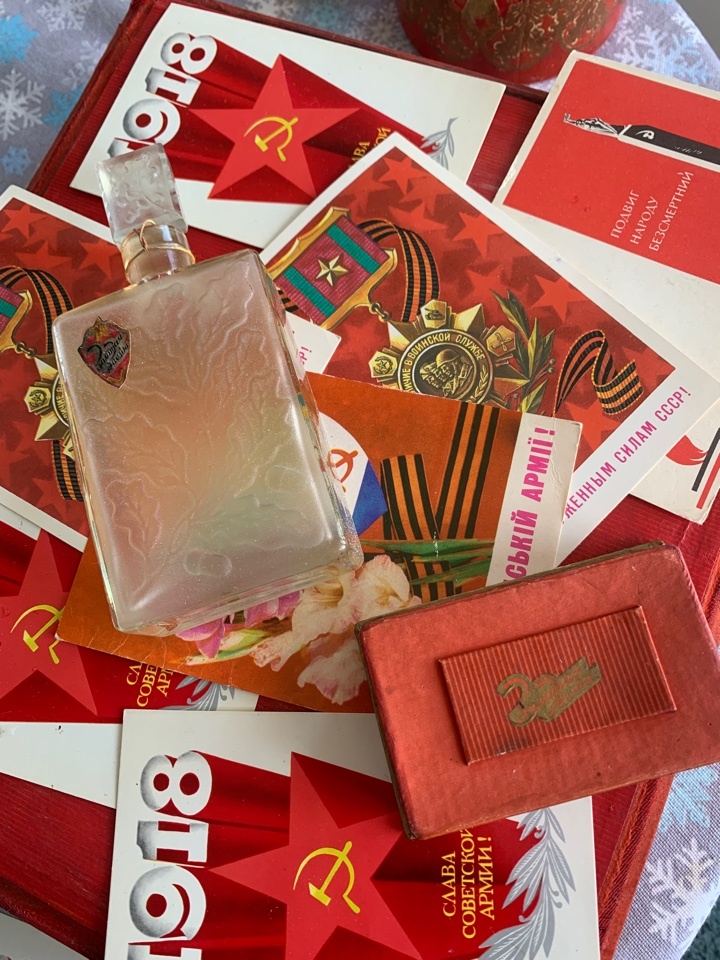 Флакон от одеколона  "Золотая Звезда" и поздравительные открытки СССР к 23 февраля. Фото предоставлено музеем парфюмерии Винтаж Монтаж