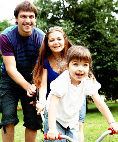 ok-magazine.ru (Дмитрий Орлов с Ириной МПеговой и дочерью)