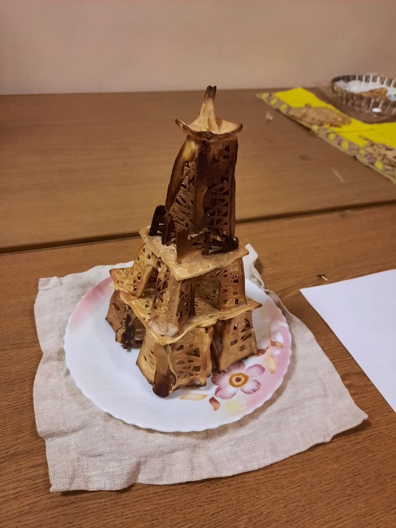 Как вам блинная Эйфелева башня?