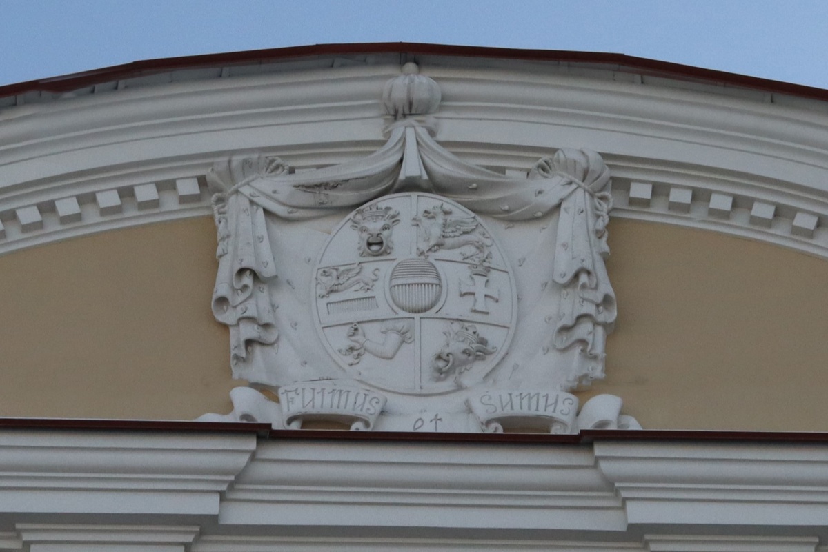 Герб герцогства Мекленбург-Стрелиц на фасаде особняка графини Карловой