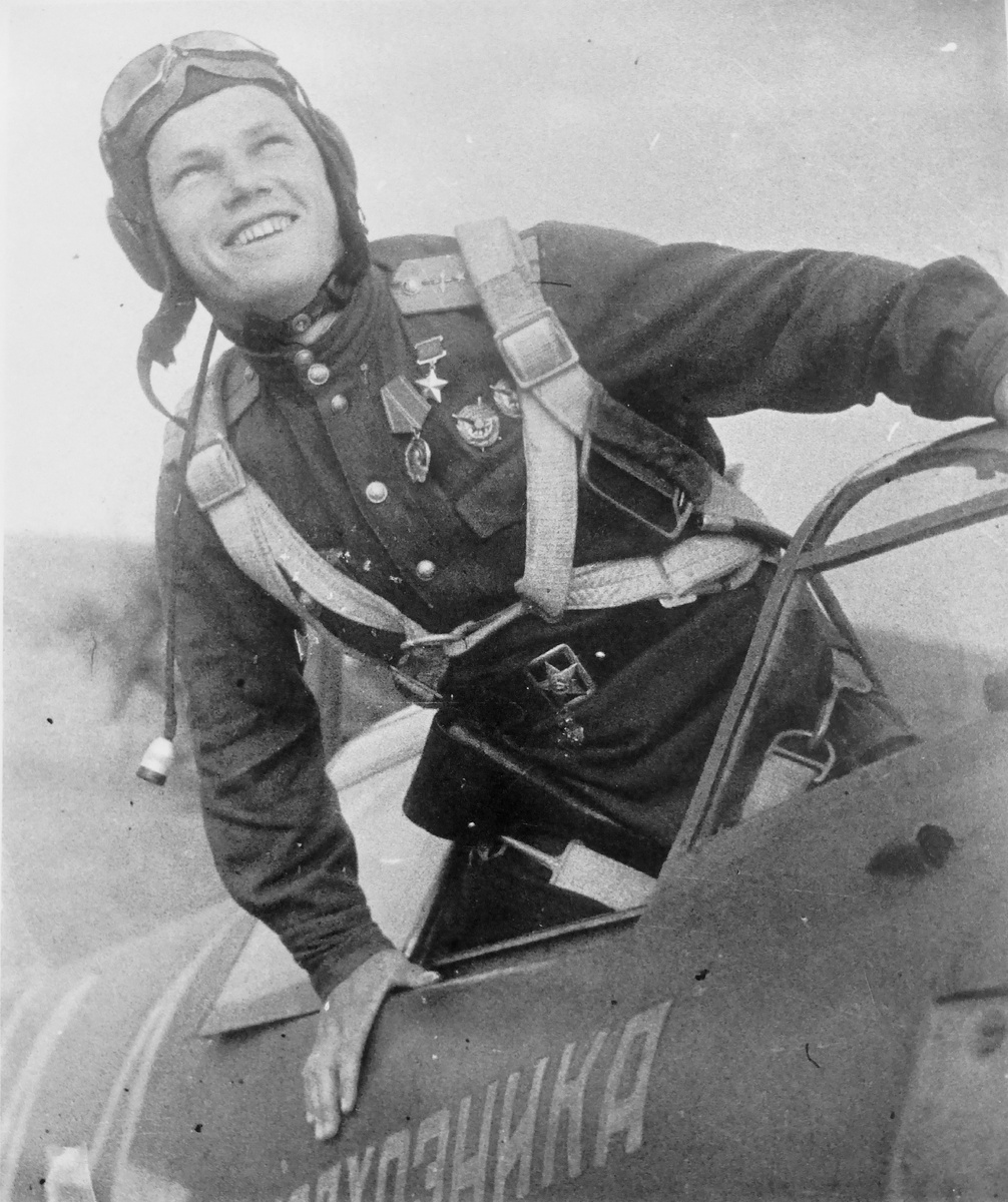 Герой Советского Союза, капитан Иван Никитович Кожедуб в кабине истребителя Ла-5ФН, построенного на средства пчеловода В.В. Конева сельхозартели «Большевик» Бударинского района Сталинградской области, июнь 1944
