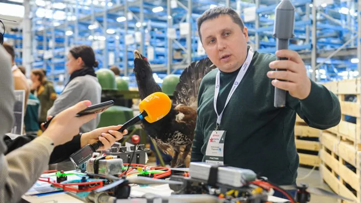 На фотографии: Александр Родиков, который разработал облегченную ракету-невидимку, находящую цель с помощью камеры. Фото: Вадима Ахметова © URA.RU