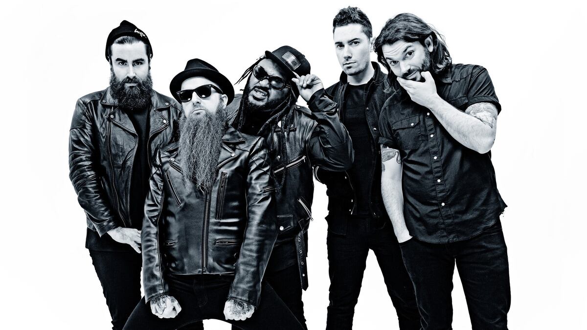 Skindred — британский музыкальный коллектив из Уэльса, объединивший в своём творчестве элементы рэгги, метала и даба. Команда сформировалась в 1999 году из трёх бывших участников группы Dub War: Бенжи Уэббе, Джеффа Роуза и Мартина «Ginge» Форда.