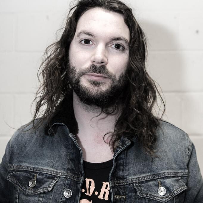 Арья Гоггин — ударник валлийской группы Skindred.