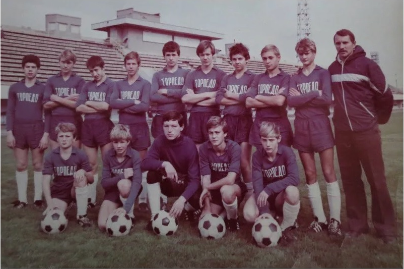 Команда юношей 1969-1970 г.р. Фото Юрия Дородонова. См. https://clck.ru/3GeBBY На сайте https://pastvu.com/p/867924 достаточно подробно указаны почти все присутствующие на этом снимке. Фотоснимок первоначально предоставлен мне Алексеем Старостиным.