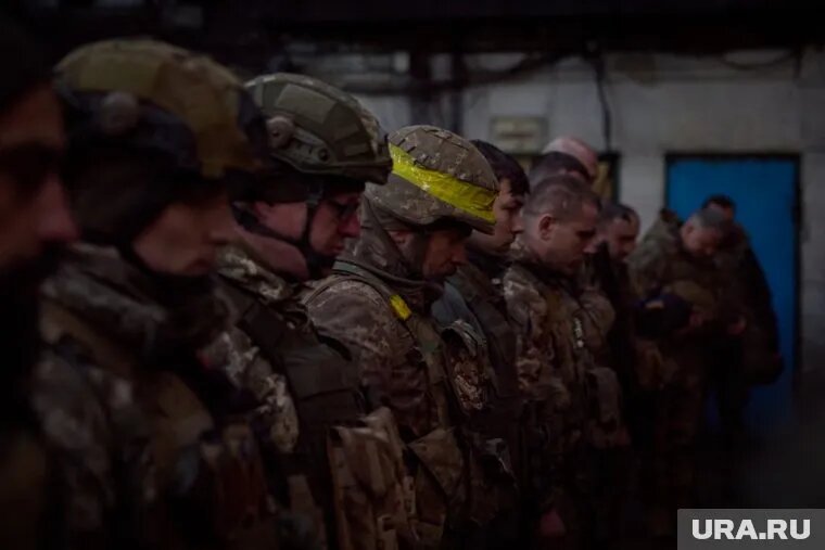 Командование ВСУ не дает своим бойцам покидать позиции даже при условии продолжающихся обстрелов. Фото: Официальный сайт президента Украины