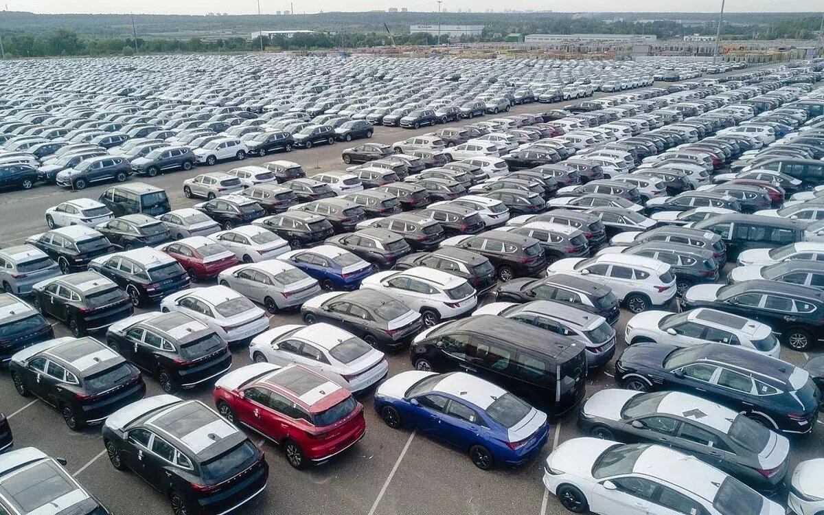 В России скопилось 500 тыс. непроданных автомобилей. Фото: carsweek.ru