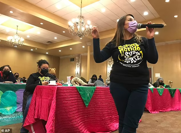 Руководитель Las Libres Вероника Круз выступает на встрече мексиканских и американских активистов/дилеров.