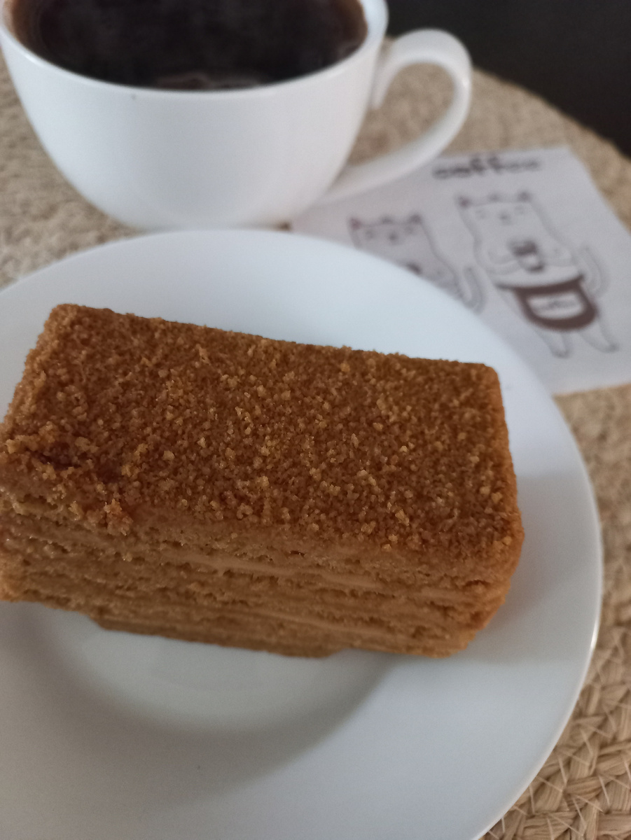 Медовик на завтрак . Утром можно все )