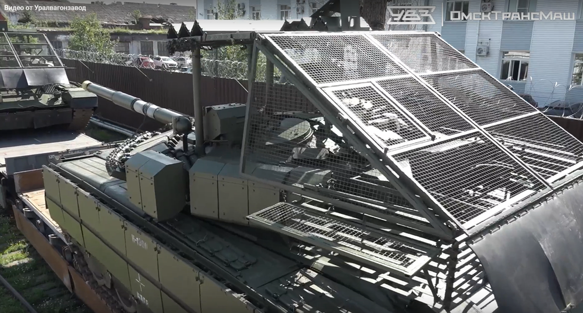 Танк Т-80БВМ выходит с завода в новейшей защите. Доработки проведены исходя из опыта применения техники в реальных боях. Стоп-кадр с видео от Уралвагонзавода. 