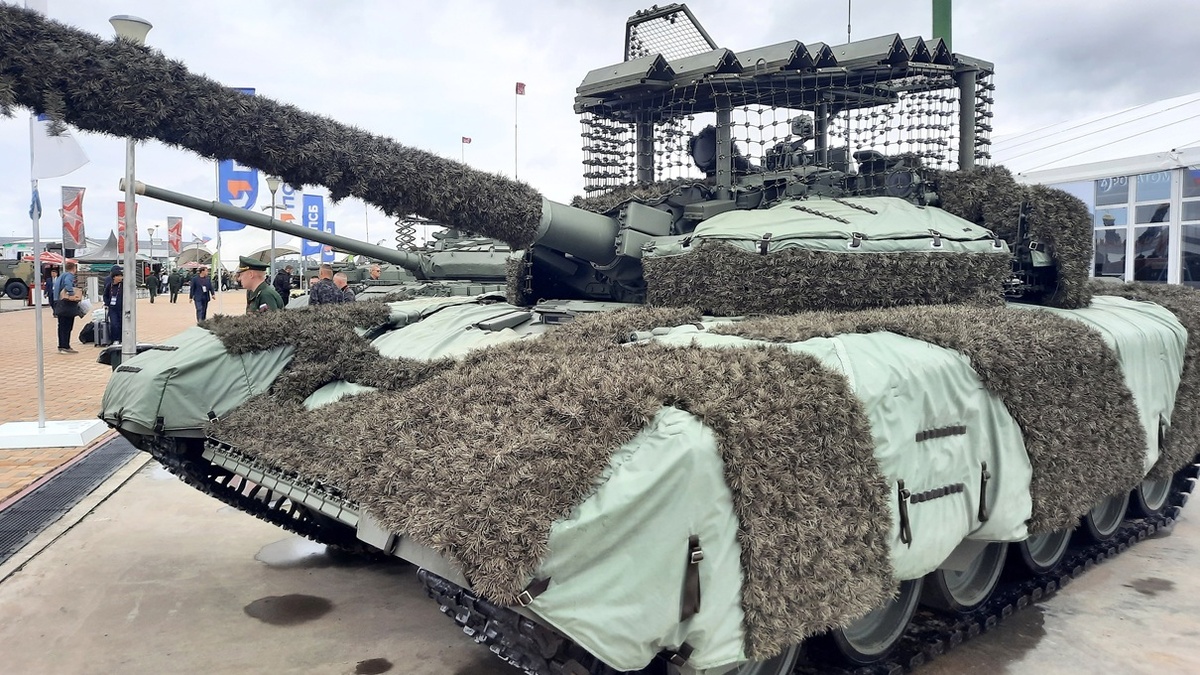 Т-80БВМ – защитная накидка, специальный козырек, сетка на башне (или металлический мангал). 