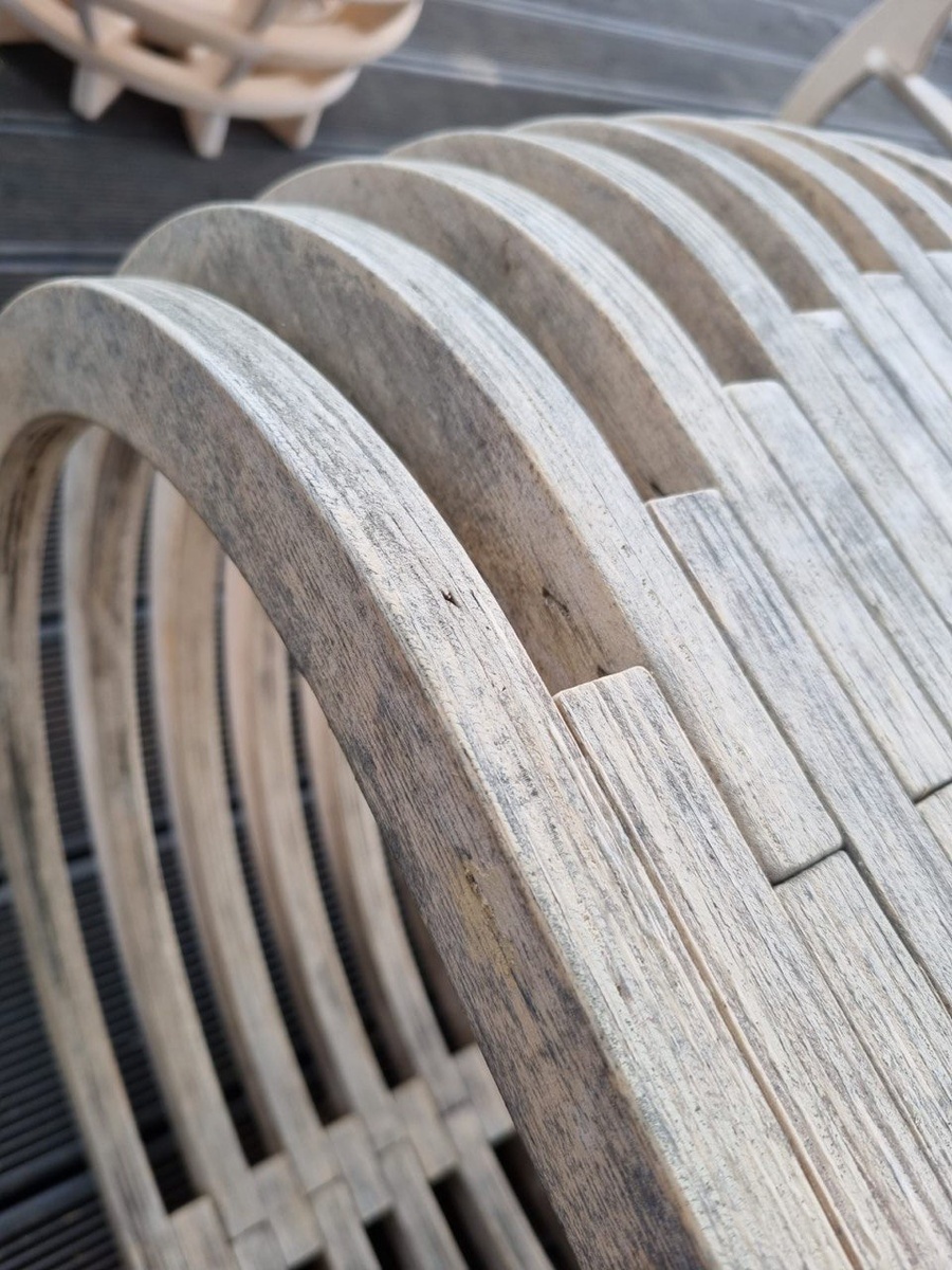 Из-за непраильно хранения и эксплуатации мебель начала "цвести". Мебель находилась под прямыми осадками. 