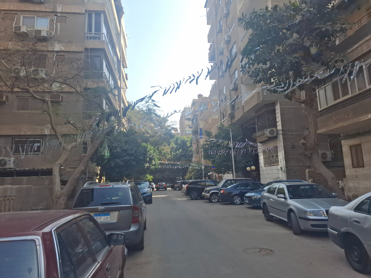 Каир готовится к Рамадану (перетянули гирлянды с одного дома на другой)