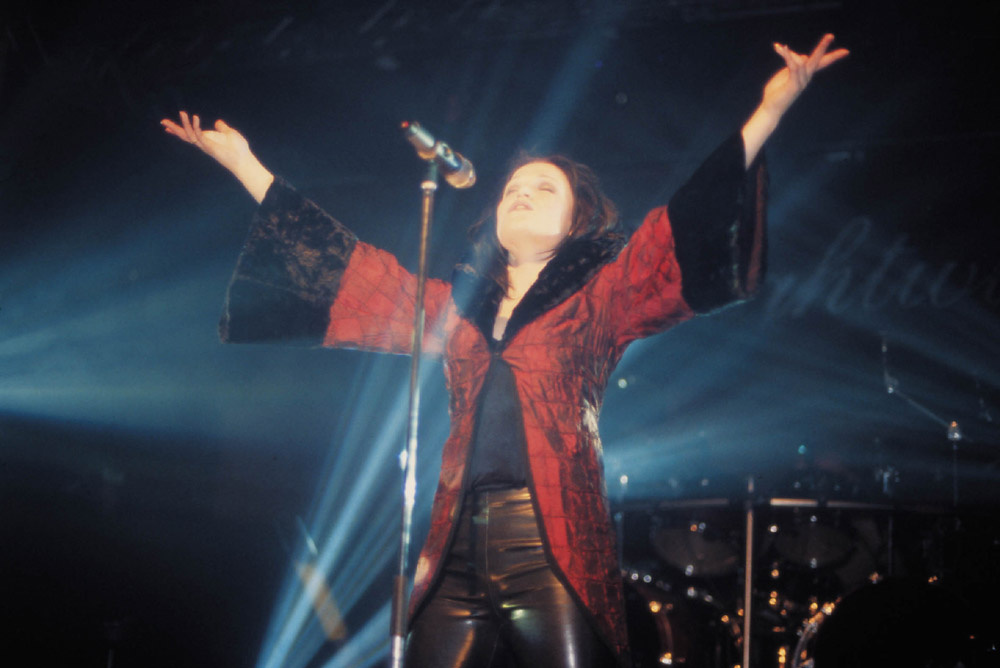 Тарья Турунен (вокалистка группы Nighwish 1996-2005) на концерте From Wishes To Eternity в Тампере в 2000 году.