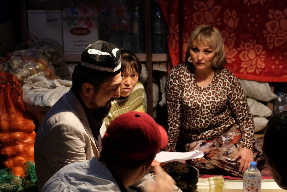 Жанна (в леопарде) по-своему проводит летучки для сотрудников