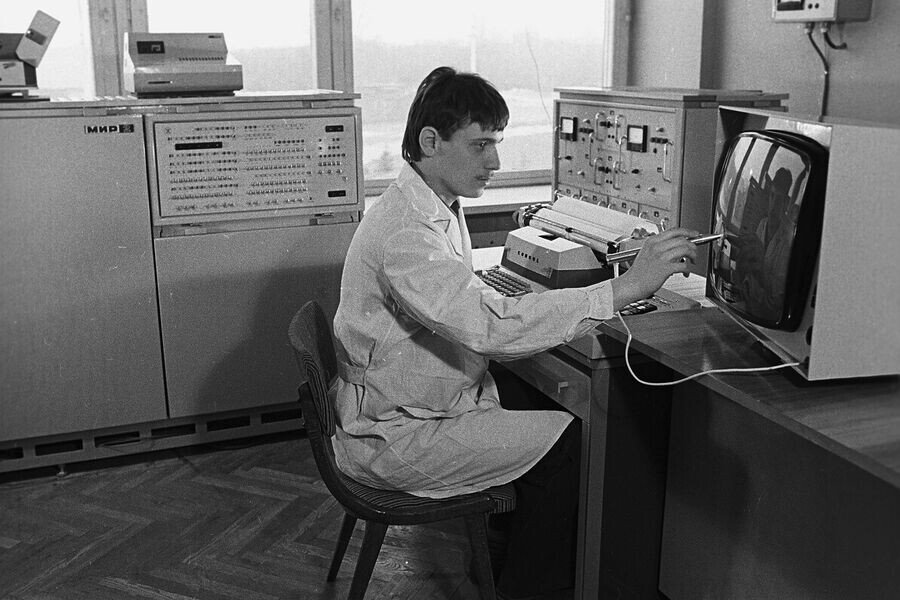 Оператор ЭВМ работает на «МИР-2»