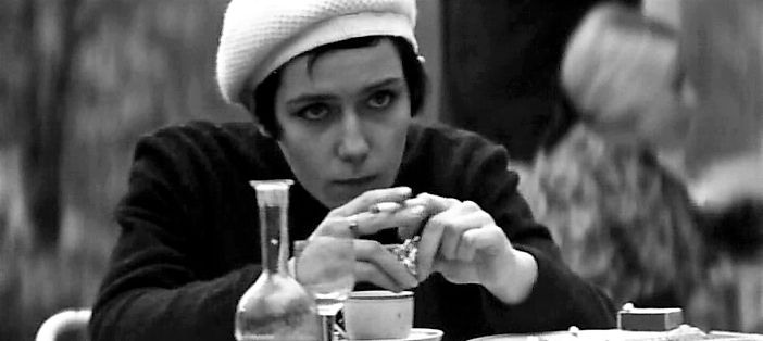 Кадр из фильма «Любить…» (1968). Скриншот. Эта девушка безуспешно ждёт кого-то...