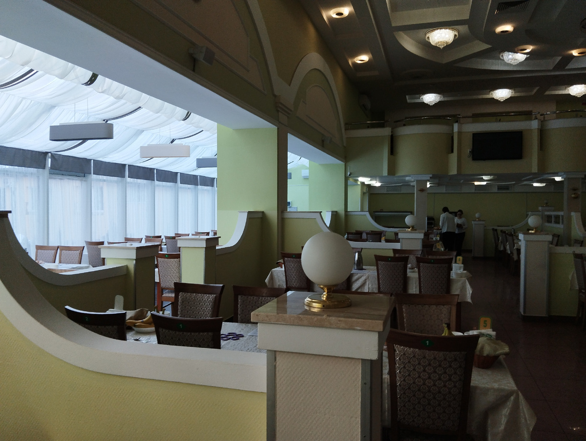 Столовая на первом этаже. 