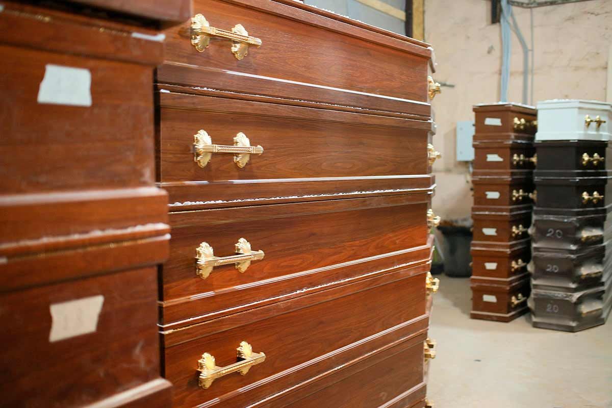 Цех по производству гробов. Чтобы держать цены доступными, мы сами производим наиболее востребованные модели. При этом никогда не экономим на материале и комплектующих.