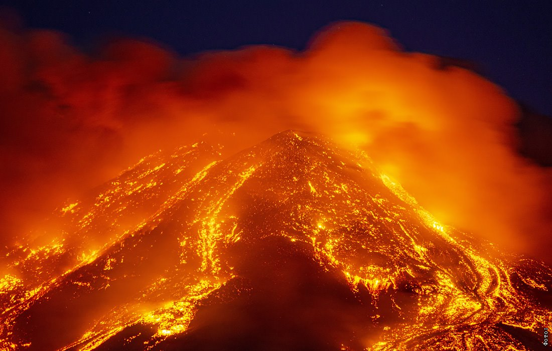 Раскалённая лава извергается из вулкана, демонстрируя невероятную мощь природы