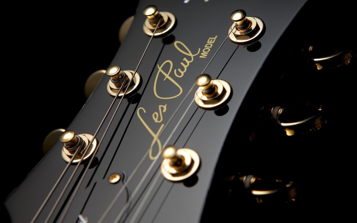 Творческое содружество 'Листая небо'. Я Игорь, мой друг Кирилл создаёт гитары, Кирилл гитарный мастер. И я как-то в какое-то время вдруг стал слушать их, как звучит Fender Stratocaster, как Schecter, много слушал разных, а может и не очень много, некоторые модели, точнее их звучание, я стал угадывать на слух, не глядя. И в какой-то момент мне предстояло услышать Les Paul. Взирая на его внешность, на мой вкус форма гитары, скажем так, не нравится, но когда я услышал как он звучит... Нет слов! Вообщем, на сегодняшний день, Les Paul ... Ой, опять нет слов! 