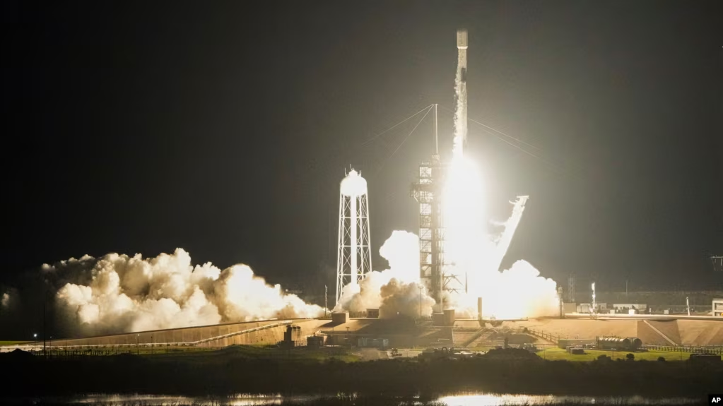 Запуск ракеты Falcon 9 со стартовой площадки 39А на мысе Канаверал, 26 февраля 2025