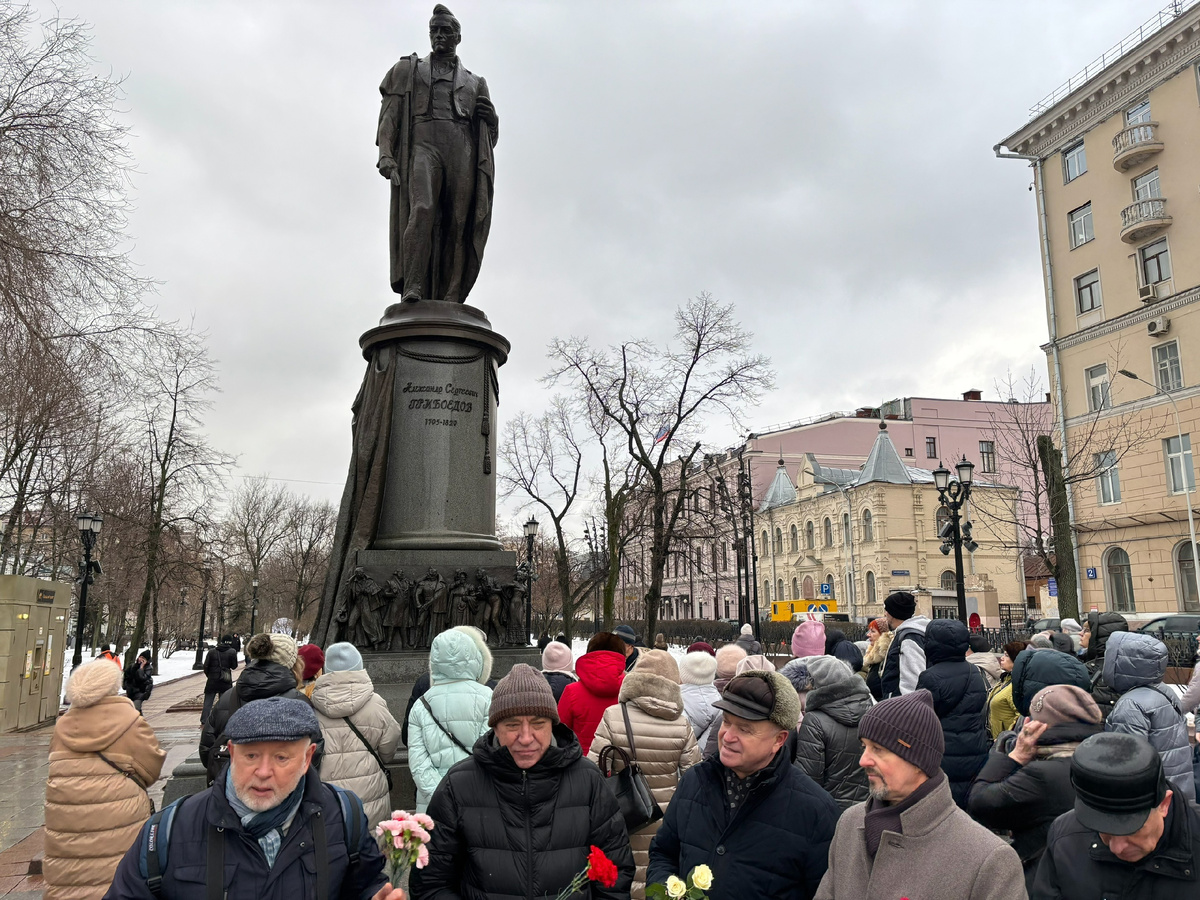На фото: 15 января по традиции Фонд культурного наследия А.С. Грибоедова организовал возложение цветов к памятнику А.С. Грибоедова на Чистых прудах