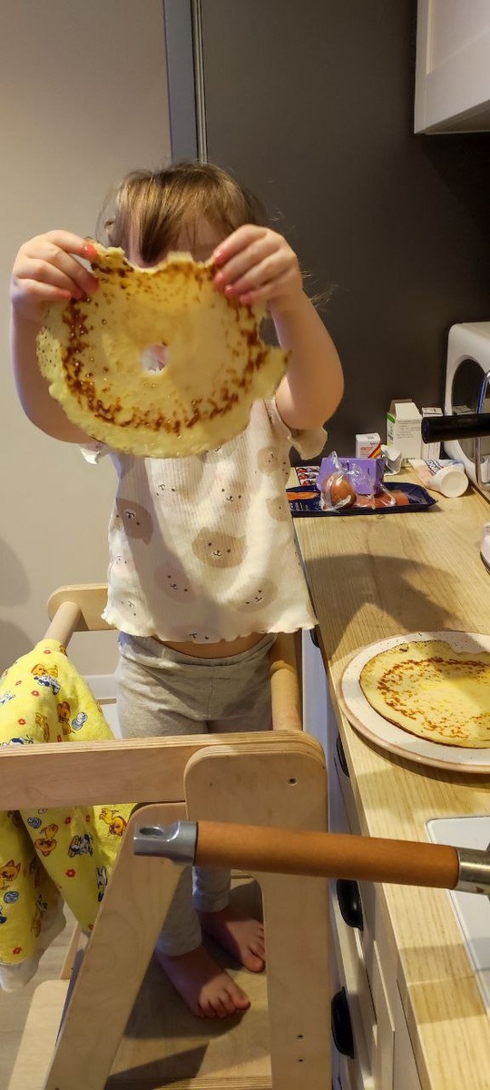 Маюша печёт блины.