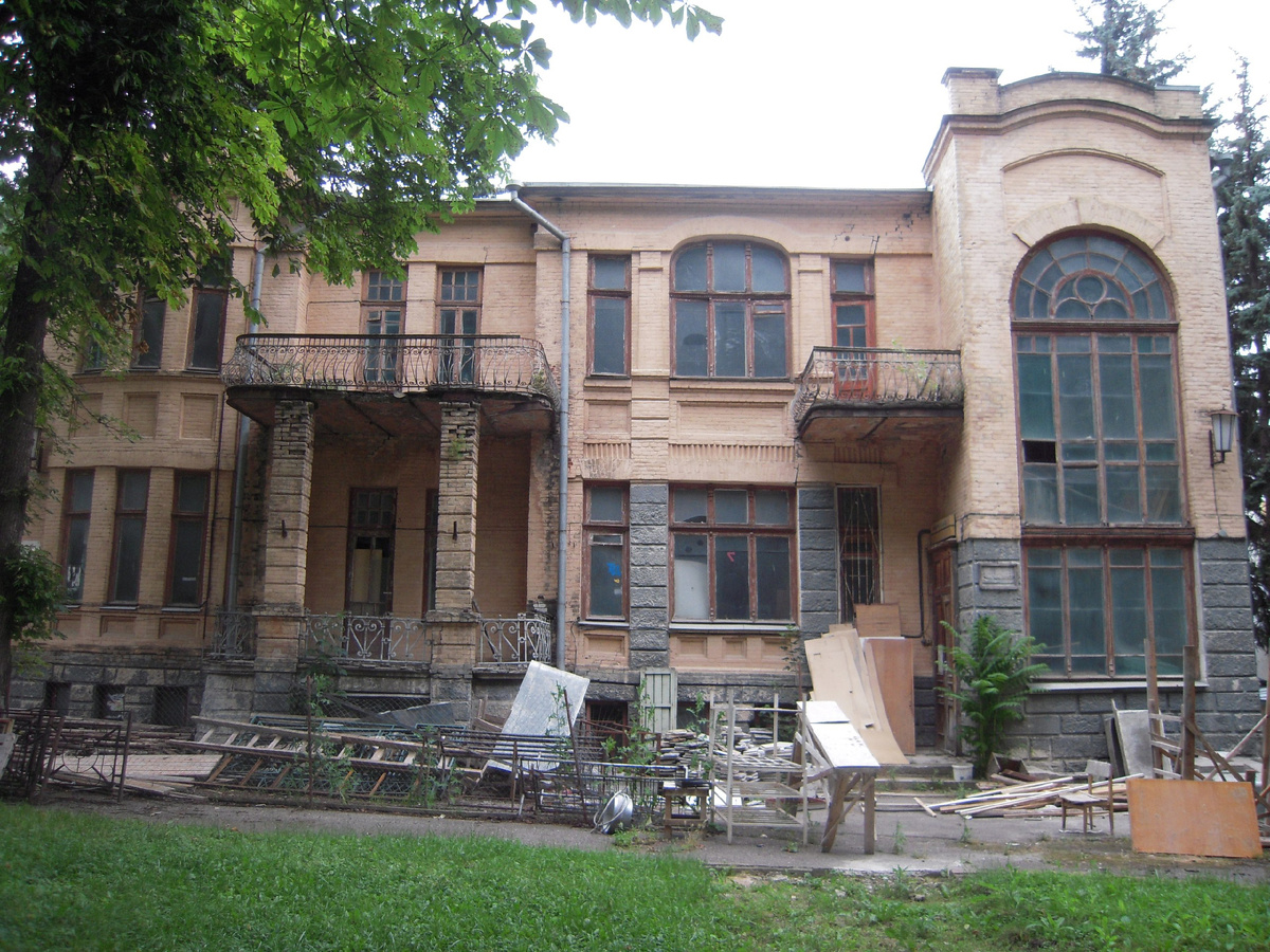 Дом в Ессентуках, где родилась Ирина, сейчас заброшен