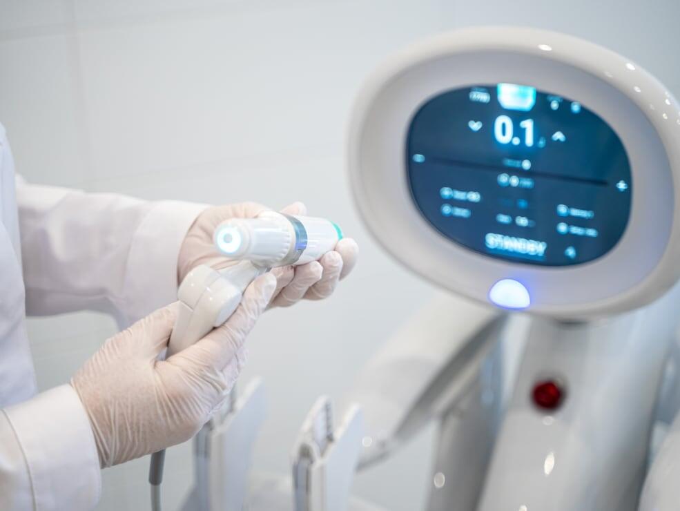 SMAS-лифтинг является альтернативой пластической хирургии, так как дает не менее заметный эффект лифтинга.