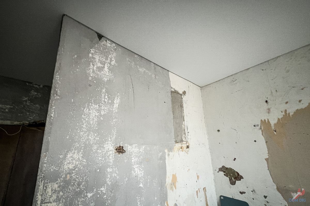 Замурованное окно в ванной.