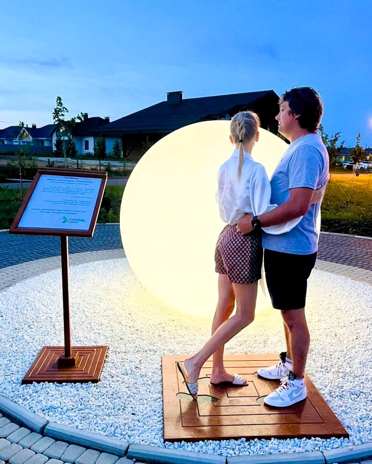 "Живая" скульптура "Поцелуй"