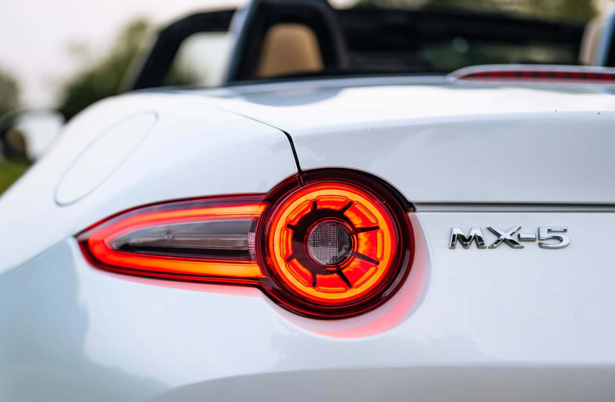 Оригинальный дизайн – MX-5 можно узнать даже по деталям экстерьера, без поясняющих шильдиков