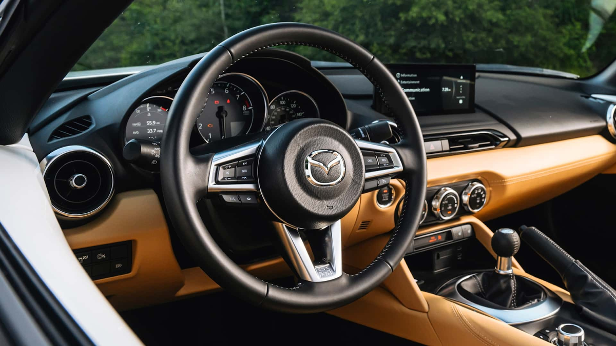 Оснащение места водителя в актуальной версии Mazda MX-5 Miata