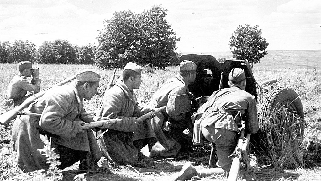 Курская битва включала в себя три крупных стратегических операции советских войск: Курскую оборонительную (5-23 июля), Орловскую (операция «Кутузов») (12 июля – 18 августа) и Белгородско-Харьковскую (3-23 августа) наступательные операции. По своему размаху, привлекаемым силам и средствам, напряженности, результатам и военно-политическим последствиям Курская битва является одной из крупнейших битв Великой Отечественной войны.