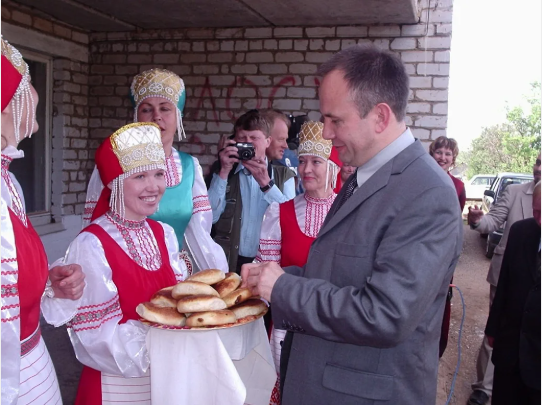 В 2003 году состоялся референдум, на котором жители Пермской области и Коми-Пермяцкого автономного округа проголосовали за объединение в Пермский край. Это решение поддержали 83,9% проголосовавших из области и 89,8% жителей Коми-округа. На основании результатов референдума 1 декабря 2005 года был образован новый субъект РФ — Пермский край, а Коми-Пермяцкий округ стал административно-территориальной единицей с особым статусом. На фото: первый губернатор Пермского края Олег Чиркунов с визитом в Коми-Пермяцком округе