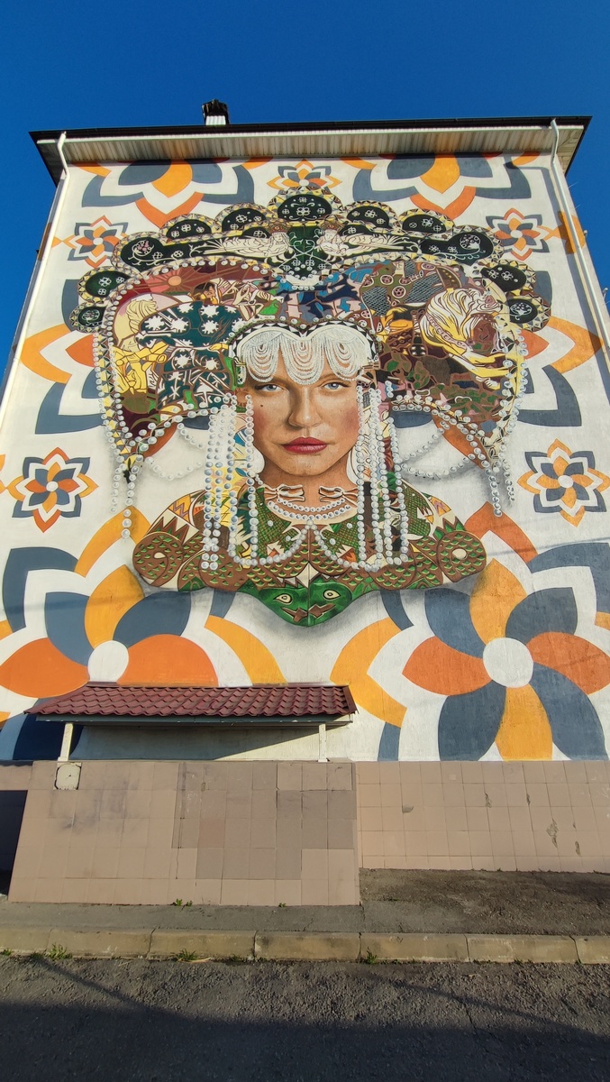 Мурал "Боярыня" на улице Худякова, 27/1