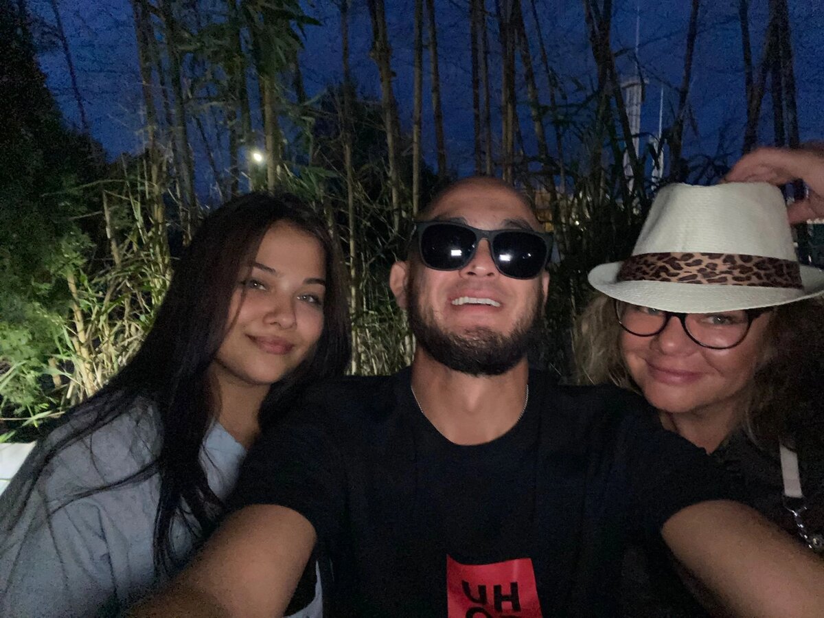 Мои друзья Наташа и Дава. Очень необычная и прикольная парочка. Мы познакомились с ними в июне 2024 в "Хостел 7". На моём новом месте работы. Где я отработала прошлый сезон. 