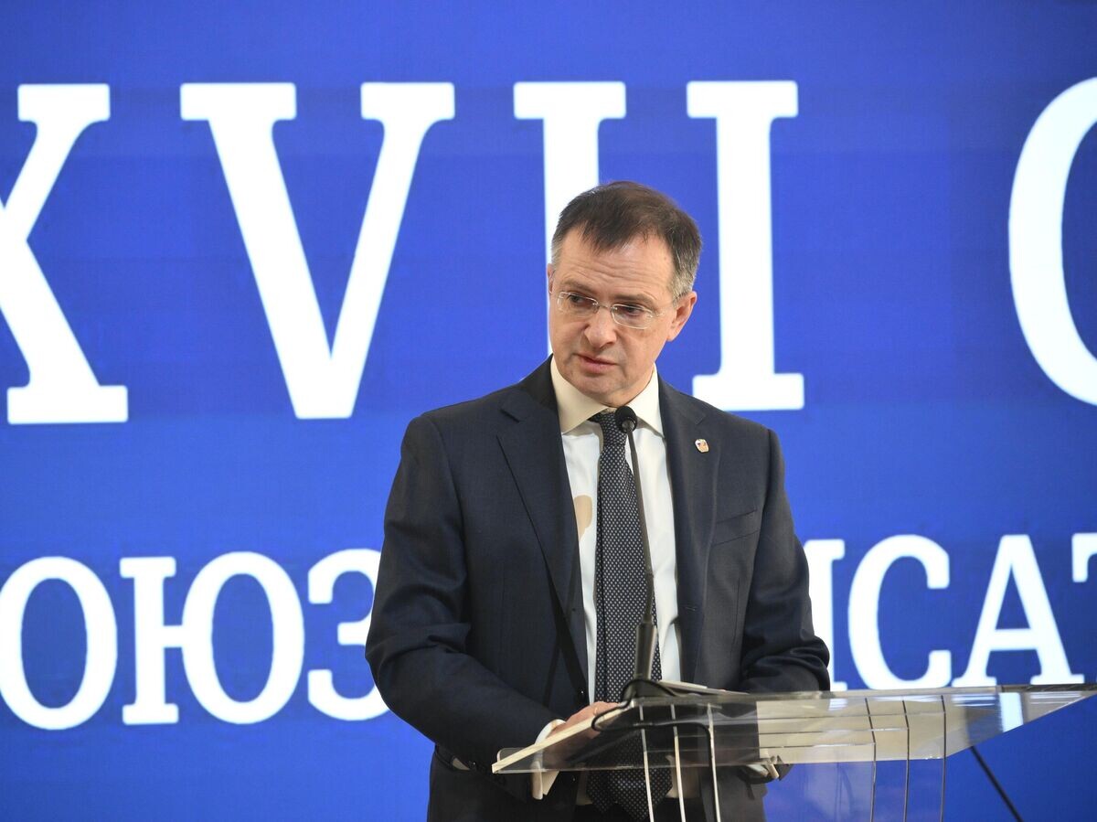    Помощник президента РФ, член Союза писателей России Владимир Мединский выступает на XVII Внеочередном съезде Союза писателей России© РИА Новости / Владимир Астапкович