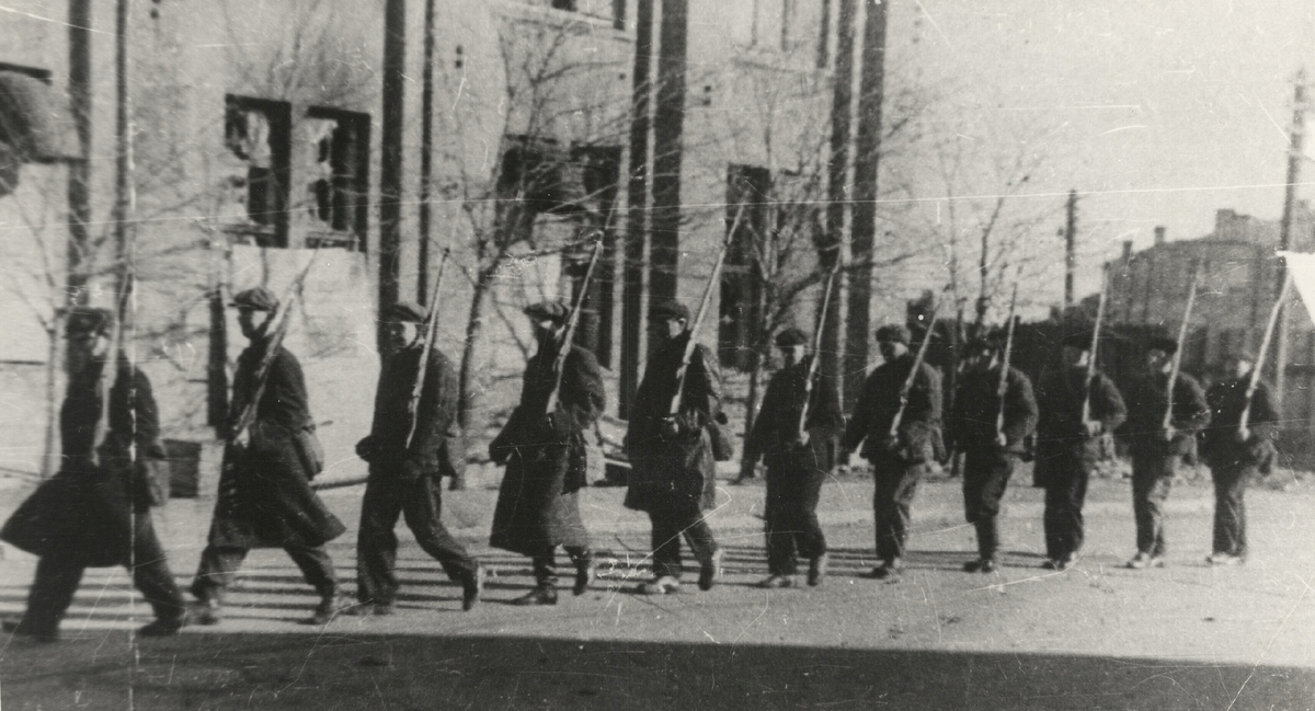 Балтийцы отправляются на фронт 