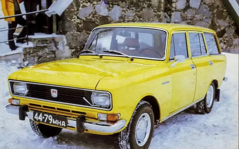     Москвич‑2137 в экспортном исполнении – с фароочистителями.