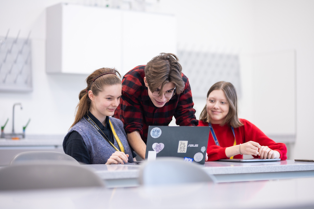 Фото из школьного архива: ученики на уроке