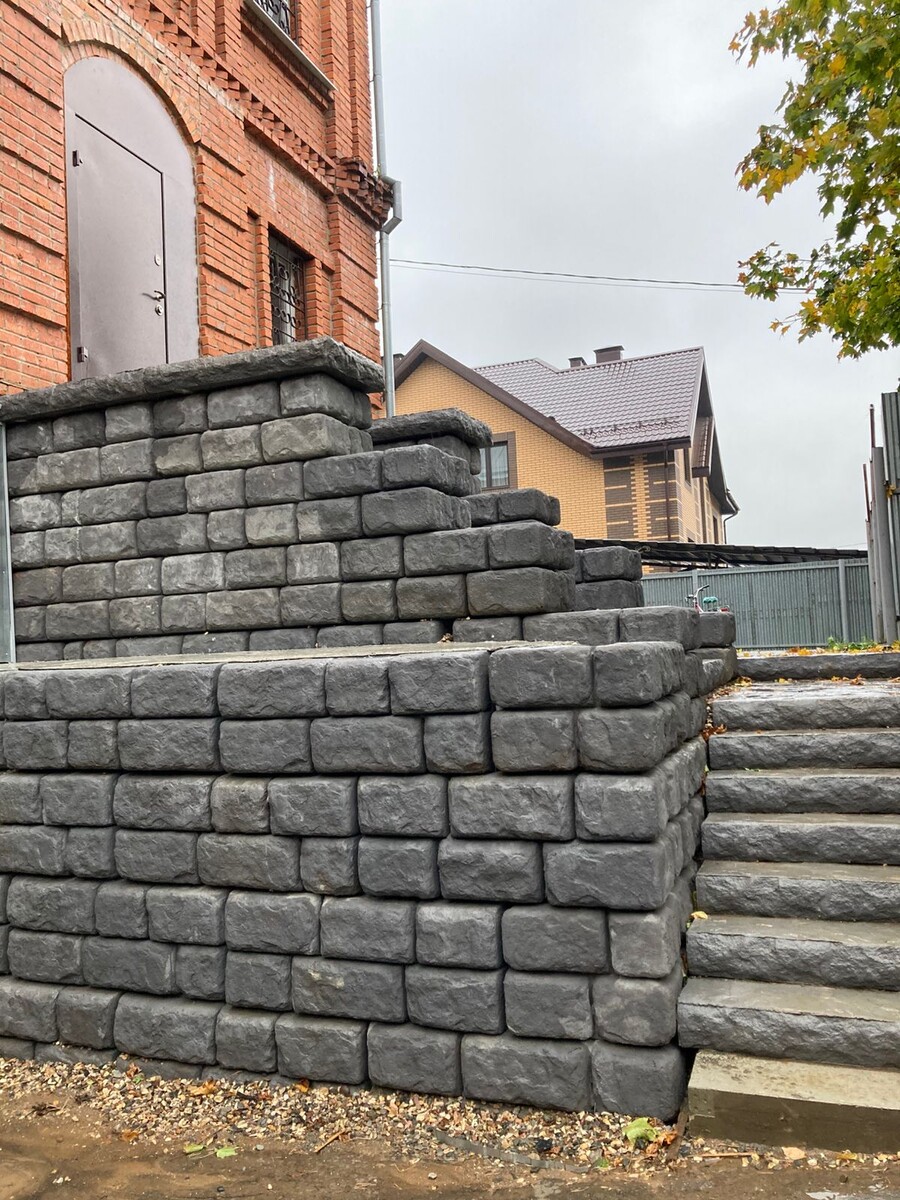 Подпорные стены с лестницами на частном участке