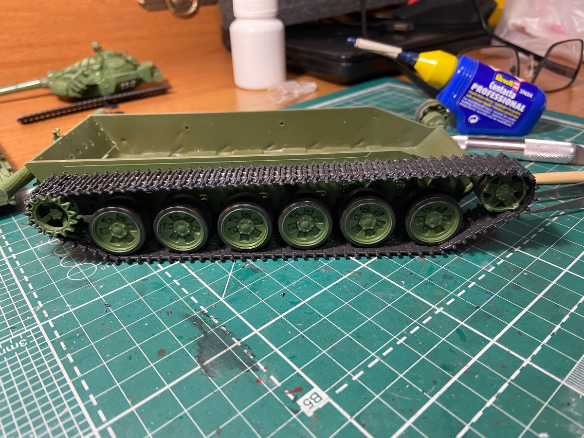 Полунаборная гусеничная лента в собранном состоянии - образчик усердия механика-водителя. Масштаб 1/35. Производитель "Звезда". Фото из личного архива автора, © 2025 год